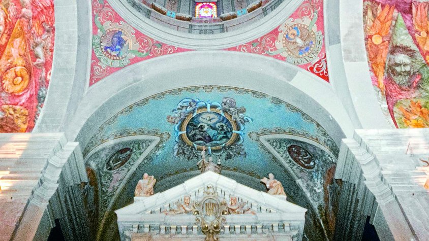 Al fons, pintures del presbiteri del cimbori i dels frescos laterals (2013)