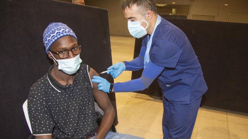 Imatge d'arxiu del moment d'administració d'una vacuna contra la Covid a Tàrrega