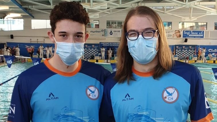 Dos dels tres nedadors