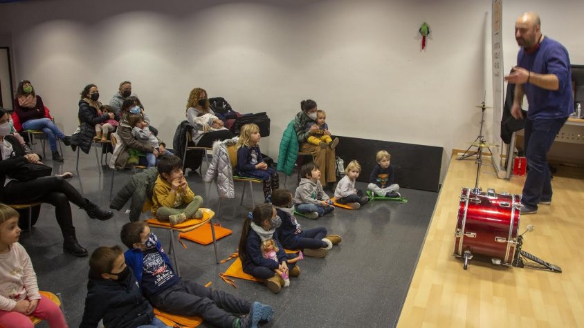 La sala d'actes, plena d'infants