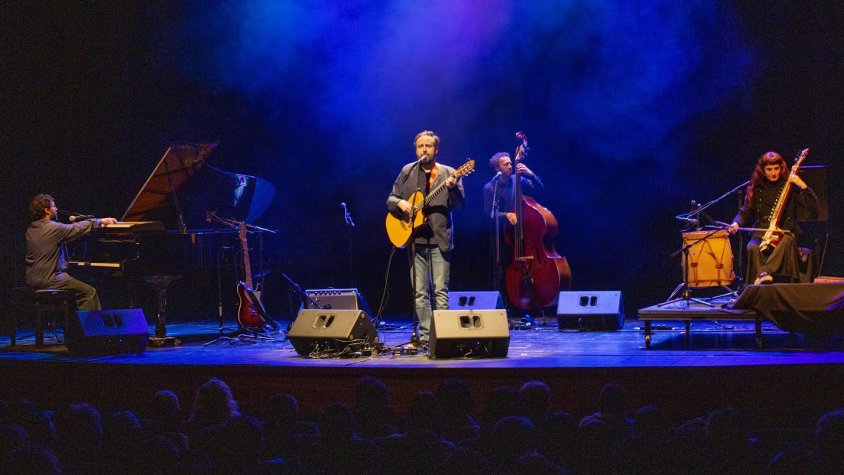 Un moment de l'actuació de Roger Mas