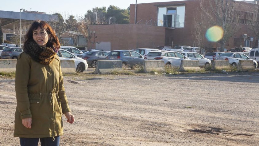 L'alcaldessa, als terrenys on està previst construir l'hospital sociosanitari