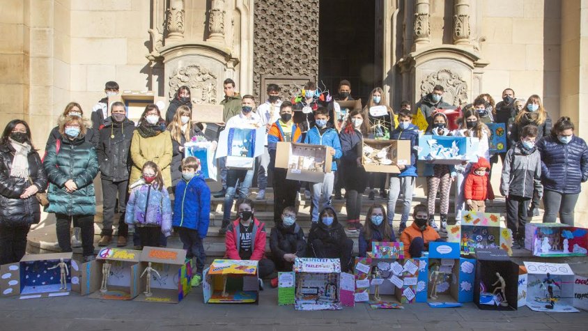 Foto de grup dels participants amb les diferents capses