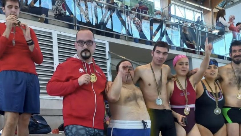 Els nedadors del club mostrant les medalles