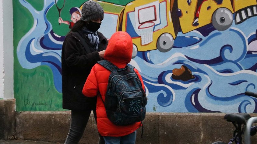 Un nen a punt d'entrar a l'escola