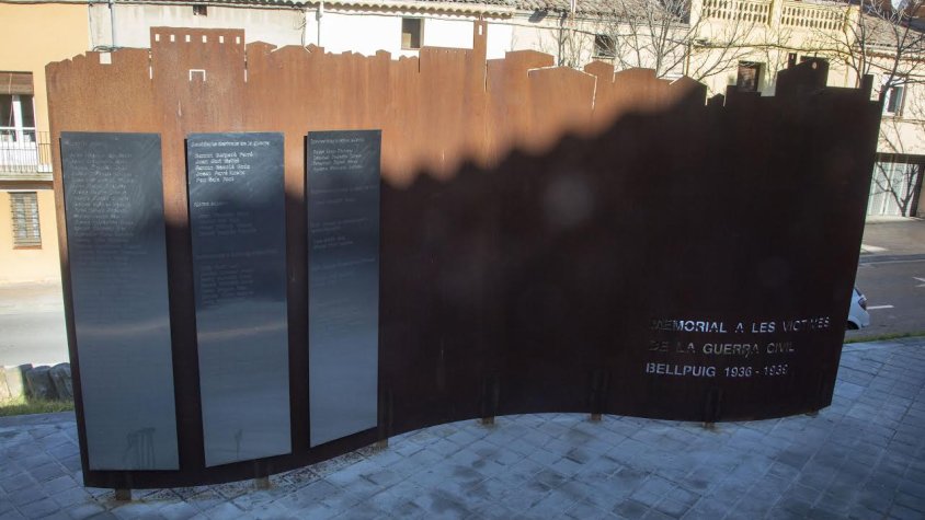 Imatge del memorial dels jardins del carrer Valeri Serra amb els noms de les víctimes