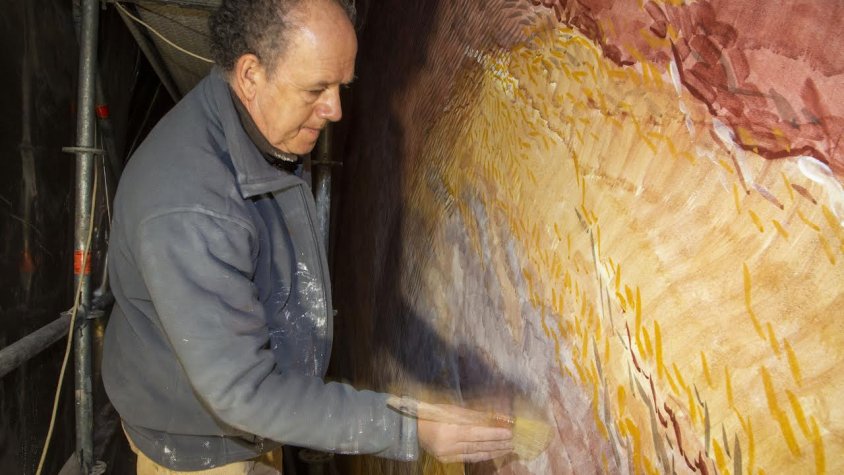 L'artista ha començat per la part superior i cada dia pinta un fragment de 5 metres quadrats