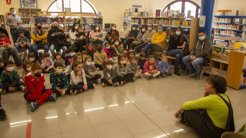 Els petits van omplir la biblioteca