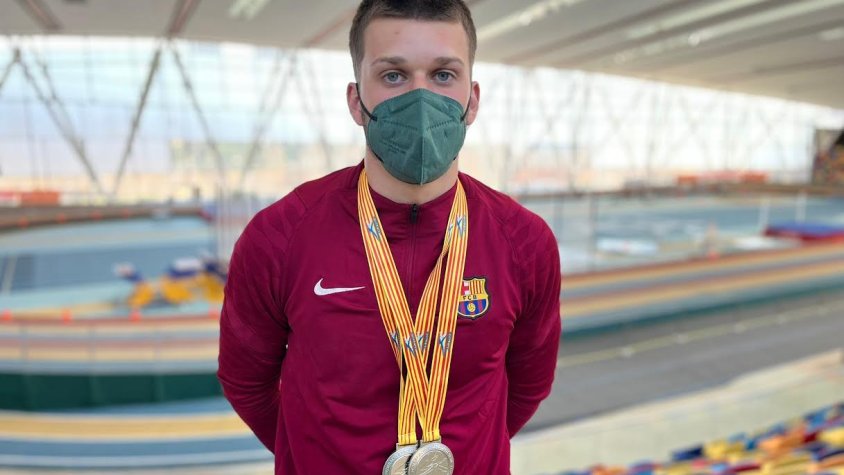 Arnau Monné amb les medalles