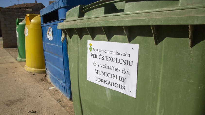 Cartells instal·lats als contenidors de la Guàrdia d’Urgell