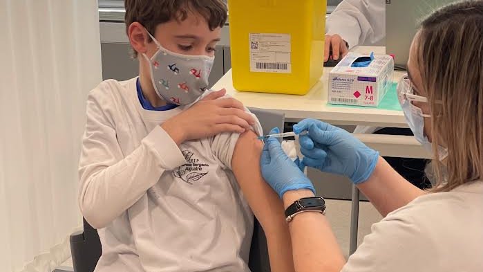 Un infant rep la segona dosi del vaccí