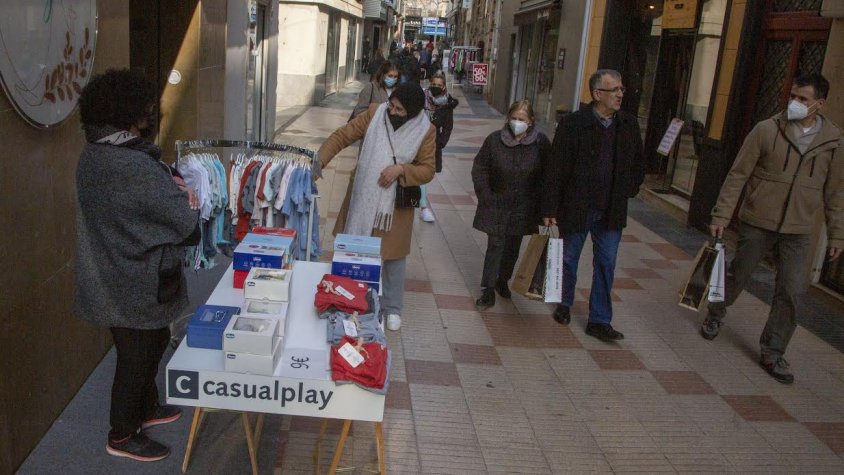 Les parades estan situades davant de cada comerç