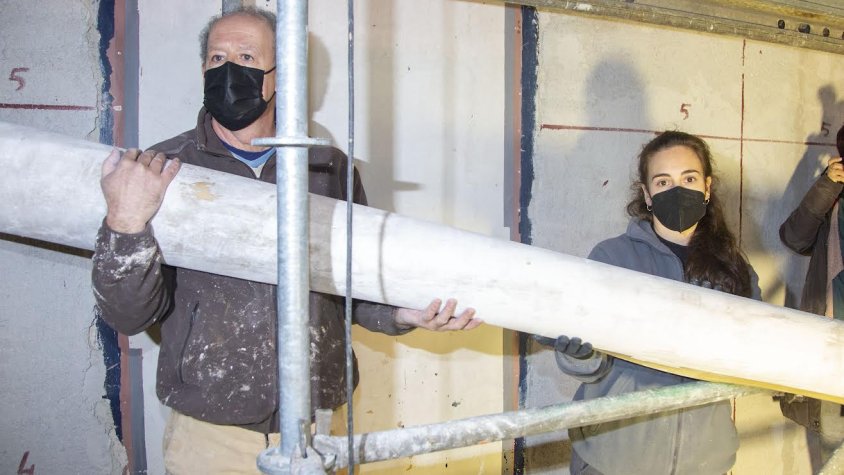 Minguell i Hernández arrancant les pintures de Francesc Marsà