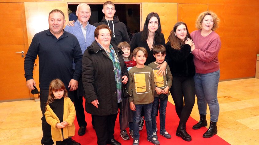 Alguns dels actors, entre els quals hi ha els tres joves de l'Urgell, celebrant el triomf a Alcarràs