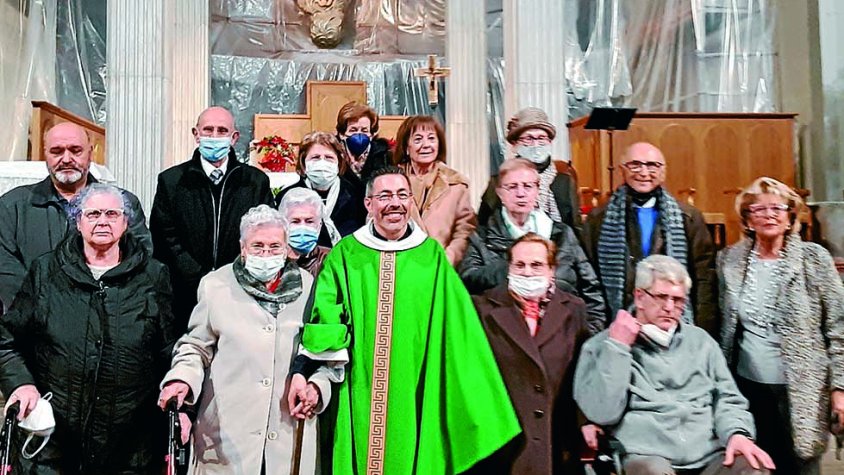 Grup de feligresos que reberen la Unció dels Malalts