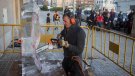 Inauguren una exposició creant en directe un mussol efímer de gel a Tàrrega