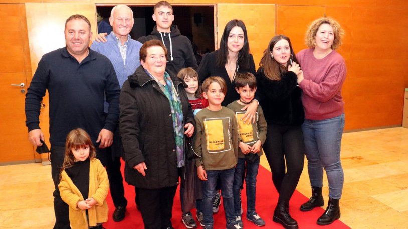 Alguns dels actors, entre els quals hi ha els tres joves de l'Urgell, celebrant el triomf a Alcarràs