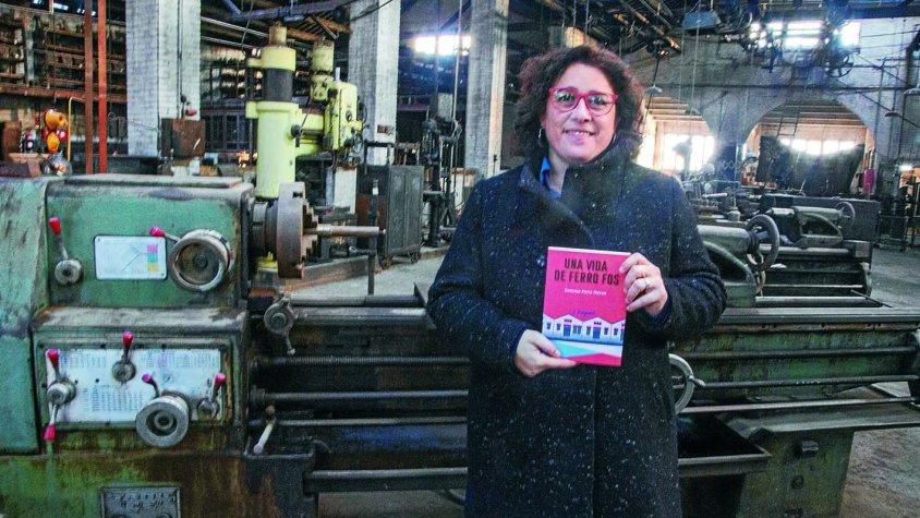 Gemma Peris amb la novel·la a Cal Trepat