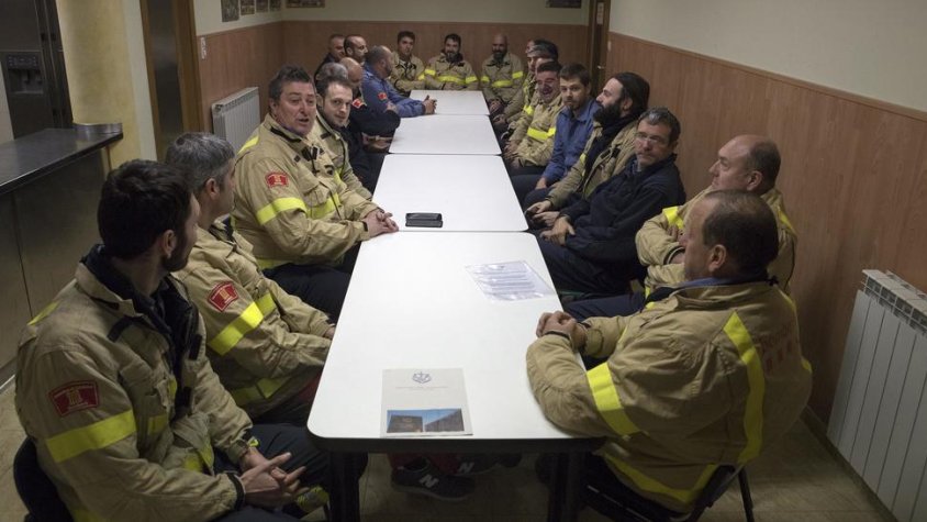 Responsables dels bombers voluntaris de Lleida es van reunir dilluns a Agramunt per acordar el tancament dels 22 parcs de la demarcació abans del dia 31 de gener i iniciar una vaga indefinida