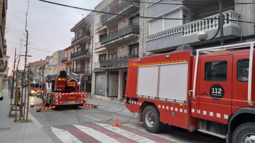 Bombes treballant al lloc de l'incendi