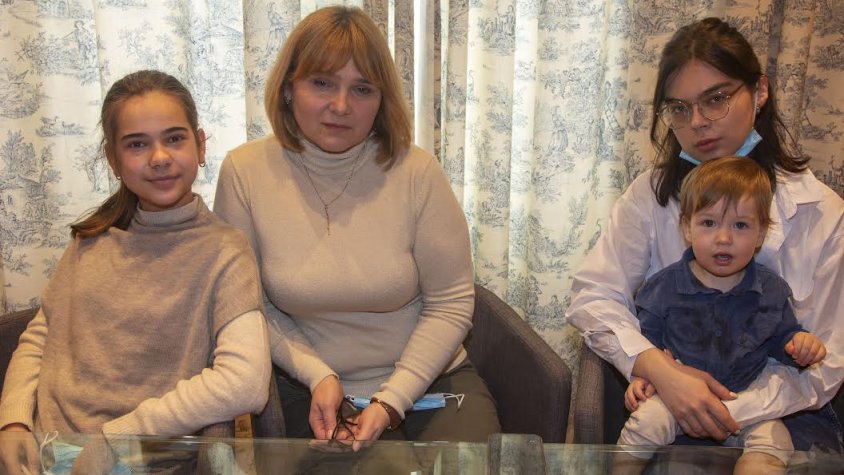 Una dona, les seues dos filles i un net, en una casa d'una familiar a Tàrrega