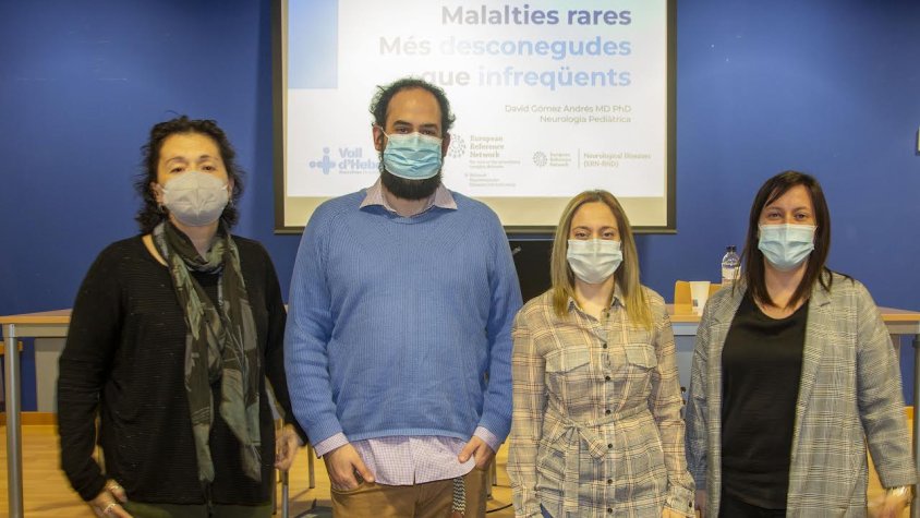 El doctor Gómez amb les fundadores d'Emma