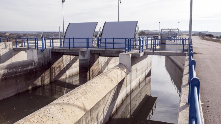 El canal Segarra-Garrigues passa pel costat de la potabilitzadora de Ratera