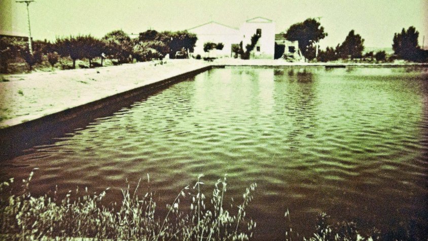 Dipòsit entrada Canal, i al fons la casa de les bombes de Tàrrega (1983)