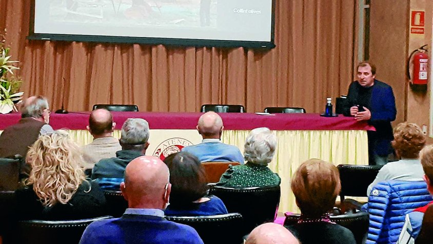 Xerrada de Miquel Torres, sobre 'La dona rural d'ahir i d'avui', a l'Ateneu