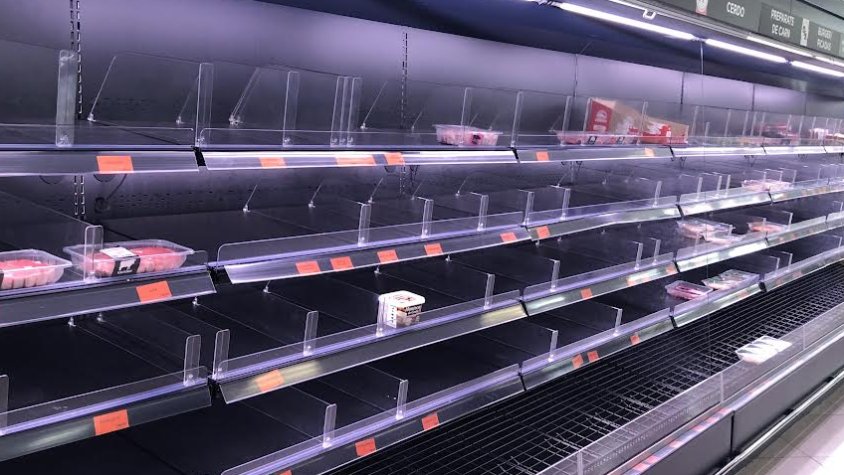 Un supermercat de la ciutat amb prestatgeries buides divendres a primera hora de la tarda