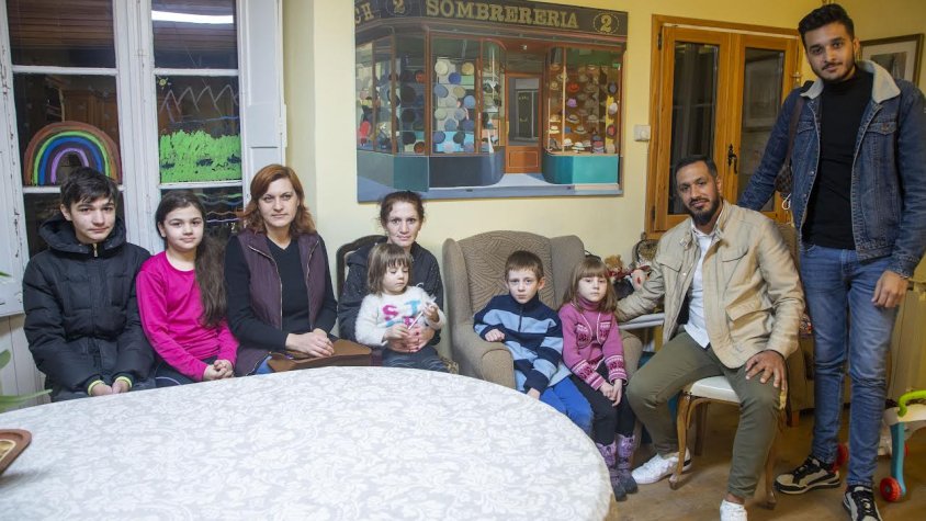 Els refugiats amb els evangelistes que els van 'rescatar'