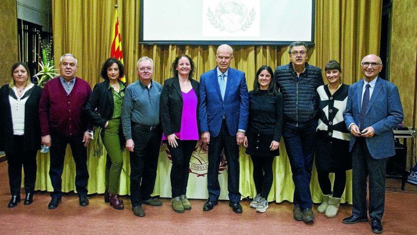 Foto de família del Consell Central de l'Ateneu, presidit per Elisabet Talavera