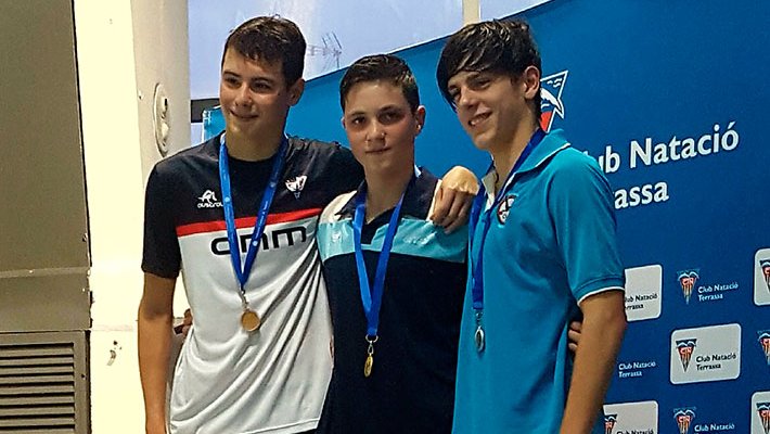 Toni Grañó dalt el podi amb el primer i tercer classificat