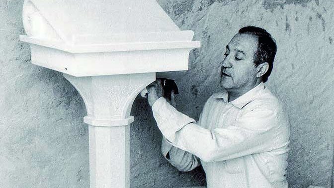 Josep Sanmartí Targa realitzant el faristol a l'església de Ciutadilla (1985)