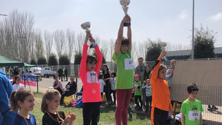 Núria Pané aixecant el trofeu