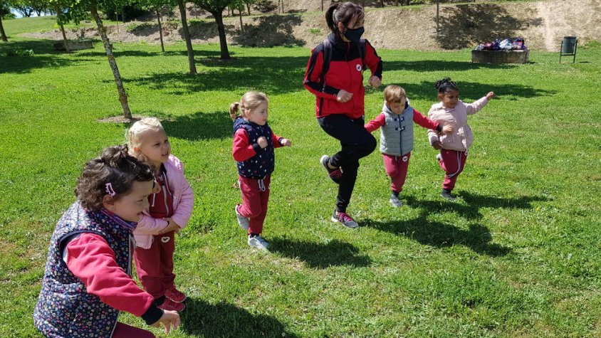 Els més petits van aprendre a fer la salutació com les cigonye