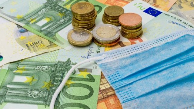 Euros amb una mascareta