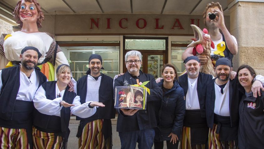 Els gegants Tararots, davant de la pastisseria amb Joan Nicolau