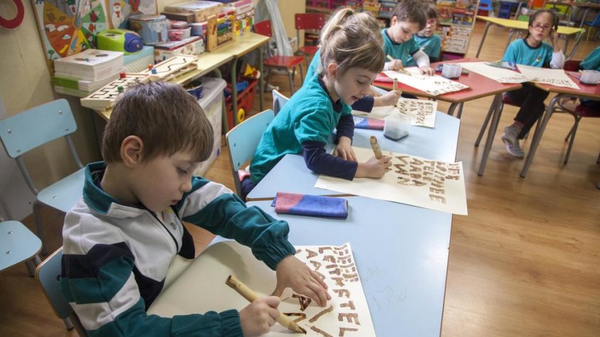 Els escolars practicant durant el taller
