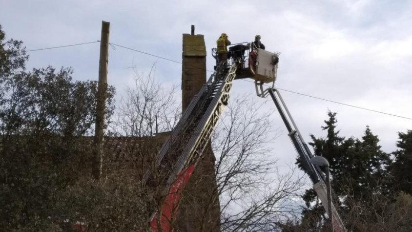 Moment en què els bombers accedeixen a la cistella per rescatar l'operari