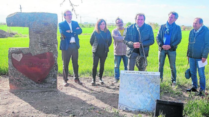 Moment de la inauguració del monòlit commemoratiu