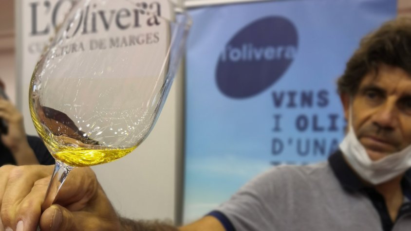Promoció de vins en una fira