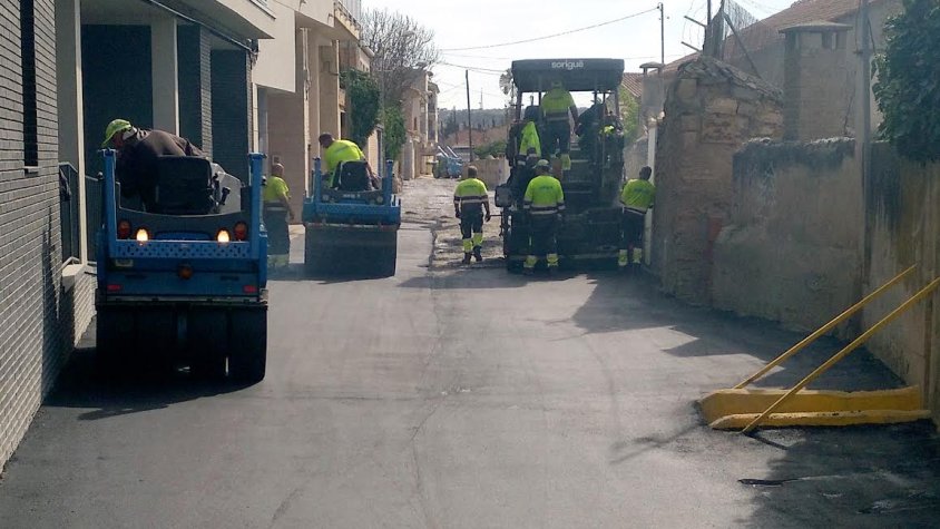 Treballs de pavimentació al carrer de les Astes de Sant Macari