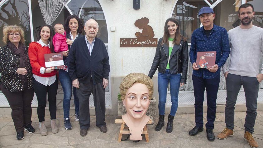El caparró de l’Angelina davant de casa seua i envoltat per la seua família, entre ells l’autor del conte, el seu gendre Ricard Bertran