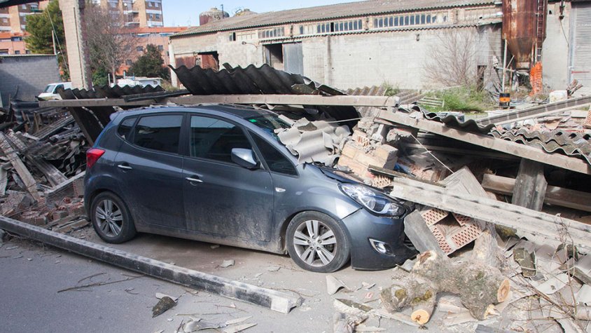 El mur va caure sobre un vehicle aparcat
