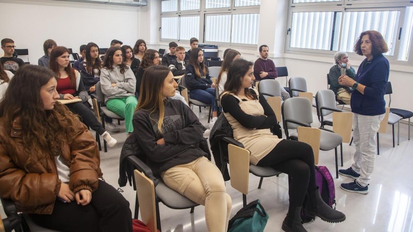 Teresa Pascual amb part de l'alumnat de l'institut Alfons Costafreda