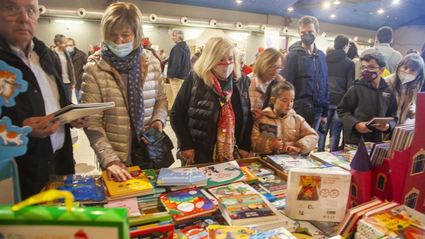 Una parada de llibres a l'Espai MerCAT
