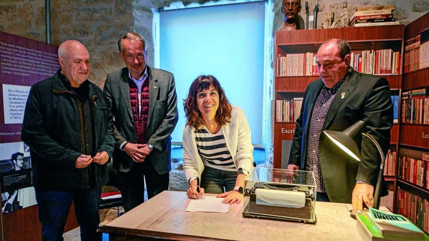 L'alcaldessa de Tàrrega signant l'acord aquest dilluns a l'Espai Pedrolo de Concabella