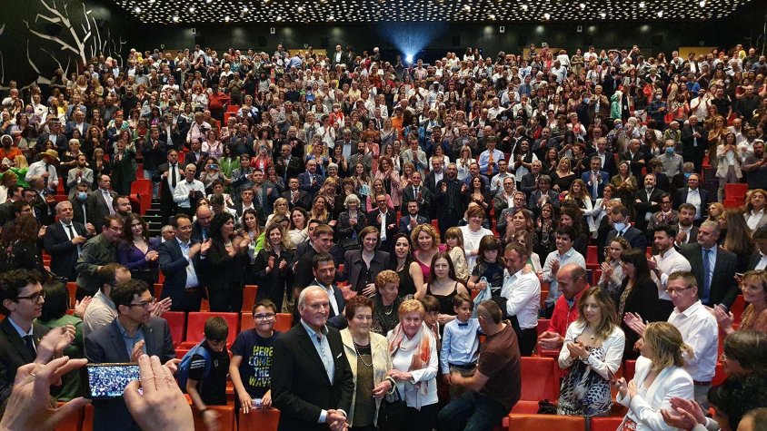Ovació del públic als protagonistes i la directora després de la preestrena