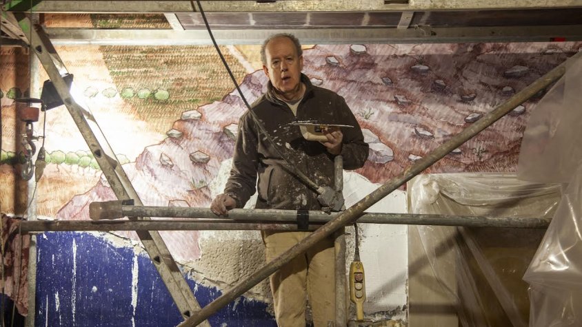 Minguell està donant les últimes pinzellades al mural al fresc